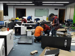 工人在拆裝辦公家具